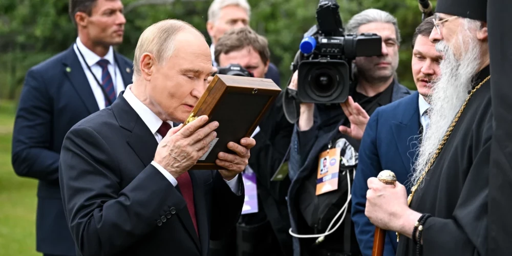 Архиепископ подарил Путину икону, а Путин вручил Алексию две иконы.