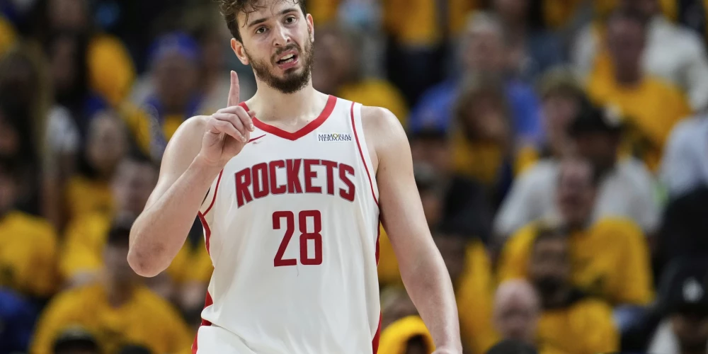 Hjūstonas "Rockets" centra spēlētājs Alperens Šengins