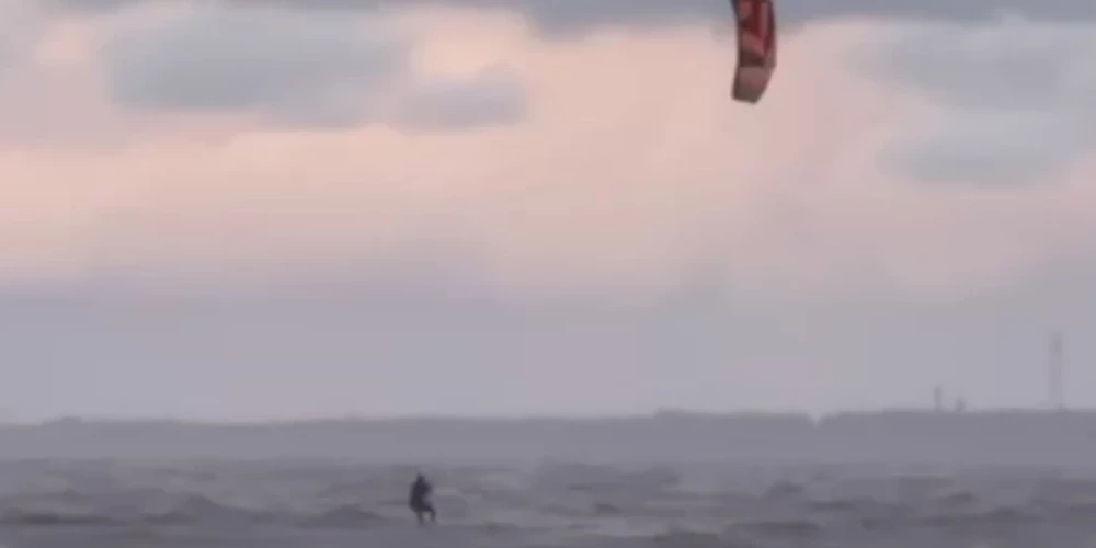 Kaitotāji izmanto stiprā vēja priekšrocības (ekrānuzņēmums no video)