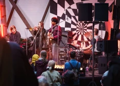 Spītējot lietum, džeza fani K.K. fon Stricka villas pagalmā bauda "Daydream Jazz" festivālu. FOTO