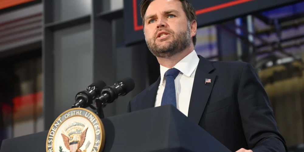 Vašingtona sola nepiedalīties karā, bet turpinās dot drošības garantijas Ukrainai.