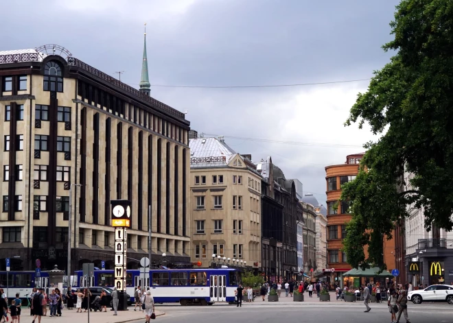 Izplatīts dzeltenais brīdinājums: pirmdien gaidāmas stipras lietusgāzes un pērkona negaiss