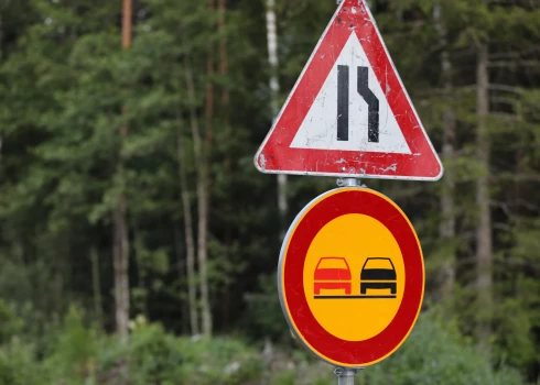Būvdarbu dēļ daudzviet aizvien jārēķinās ar satiksmes ierobežojumiem.
