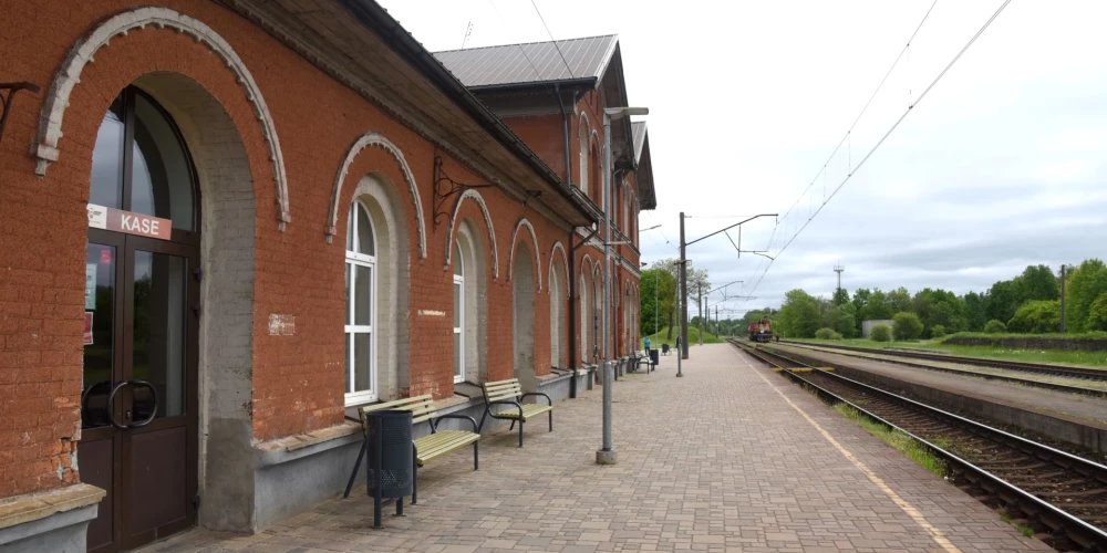 Pasažierus divos vakara reisos starp Tukuma dzelzceļa stacijām nedēļu pārvadās ar autobusiem.