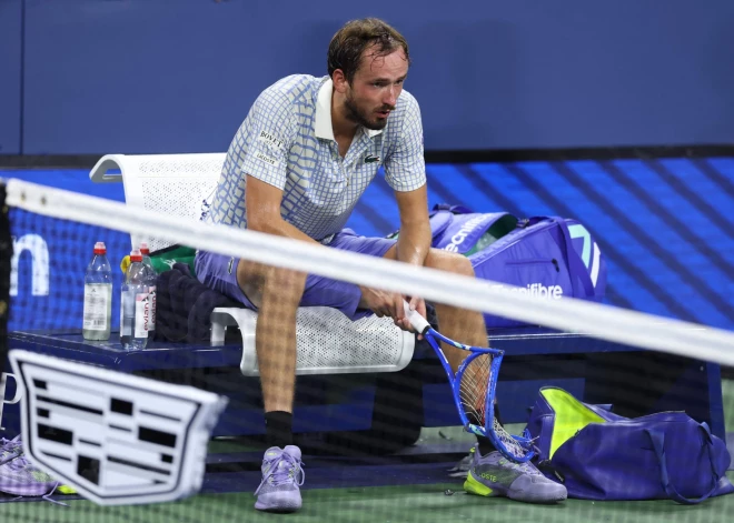 Bijušais ranga līderis Medvedevs izstājas jau pirmajā ASV atklātā čempionāta kārtā