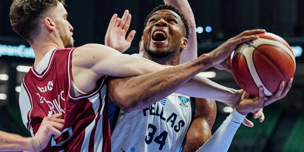 Jannis Adetokunbo uzbrukumā pret Latvijas izlasi. 