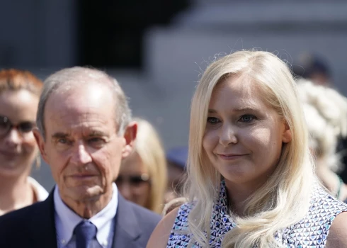 2021. gadā Džufre Ņujorkas federālajā tiesā iesniedza civilprasību pret princi Endrū, apsūdzot viņu trijos seksuālos uzbrukumos, kad viņai bija 17 gadi.