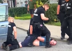 VIDEO: Bolderājā spītīgs autovadītājs ieķeras sēdeklī, policisti velk viņu ārā ar spēku