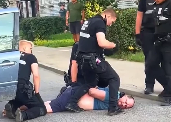 VIDEO: Bolderājā spītīgs autovadītājs ieķeras sēdeklī, policisti velk viņu ārā ar spēku