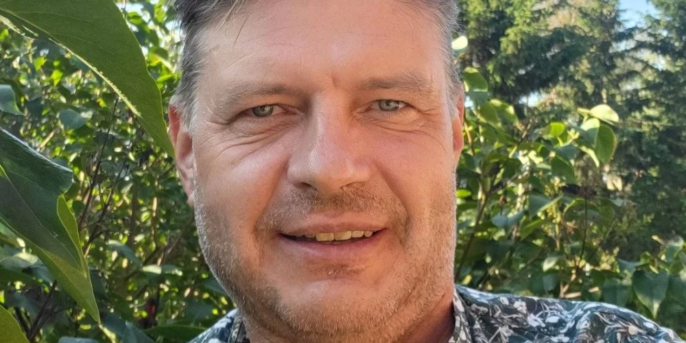 Edgars Pujāts atguvies pēc pārdzīvojumiem par sievas Martas aiziešanu no mājām un lēmumu dzīvot atsevišķi. Viņš pēc terapijas kursa iziešanas turpina nelietot alkoholu un sparīgi nododas jauniem radošiem plāniem.