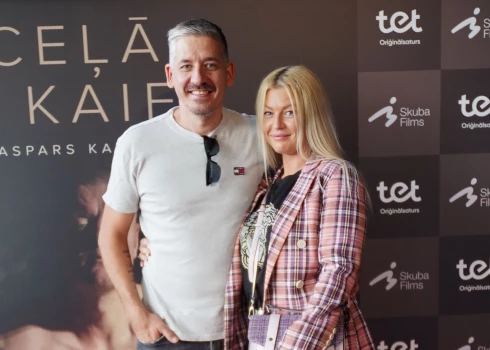 Kristaps Valters ar draudzeni Rebeku filmas "Ceļā ir kaifs" pirmizrādē.