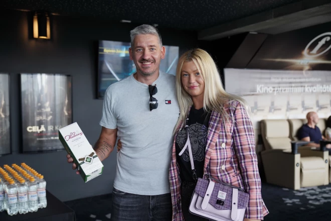 Kristaps ar Rebeku filmas galvenajam varonim dāvanā atnesa rumu. “Kambalu pazīstu ļoti, ļoti sen. Viņš man ir ļoti labs čoms, un ar viņu bijuši visādi piedzīvojumi. Kambim atpūsties patīk, un, ja viņš kaut ko dara, tad ar pilnu atdevi. Gan atpūtā, gan sportā. Atceros reiz izlases spēli, šķiet, 2009. gadā Anglijā, kur viens pretinieku džeks mani visu laiku krampēja un bakstīja. Pavisam nepatika, kā viņš pret mani spēlē, tāpēc Kambim pateicu, ka kaut ko vajag darīt lietas labā, ka uztaisām kombināciju, kurā Kambis viņam uzliek bloku. Kaspars atbildēja, ka uzliks bloku tā, ka to džeku nonesīs no laukuma. Un tā arī bija, viņu aiznesa ar nestuvēm,” atceras bijušais Latvijas izlases basketbolists.