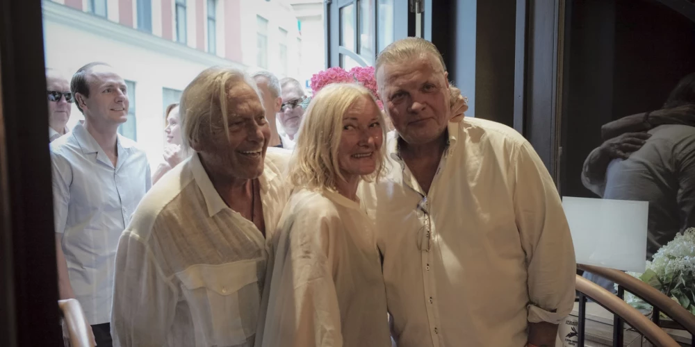 Uzņēmēja Irēna Pulkinena kopā ar dzīvesdraugu Oskaru Barševski, ierodoties sveikt Edgaru Beitānu krodziņa atklāšanā.