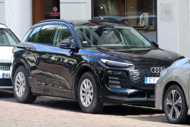 Vācu ražotāja "Audi" elektromobiļi "Q6 e-tron" strauji iemanto slavu kā vieni no šikākajiem un pieprasītākajiem. Ata Švinkas valsts amatpersonas deklarācijā teikts, ka šī automašīna, ar kuru viņš devies "griezt valsts budžetu", ir ministra “lietojumā”.
