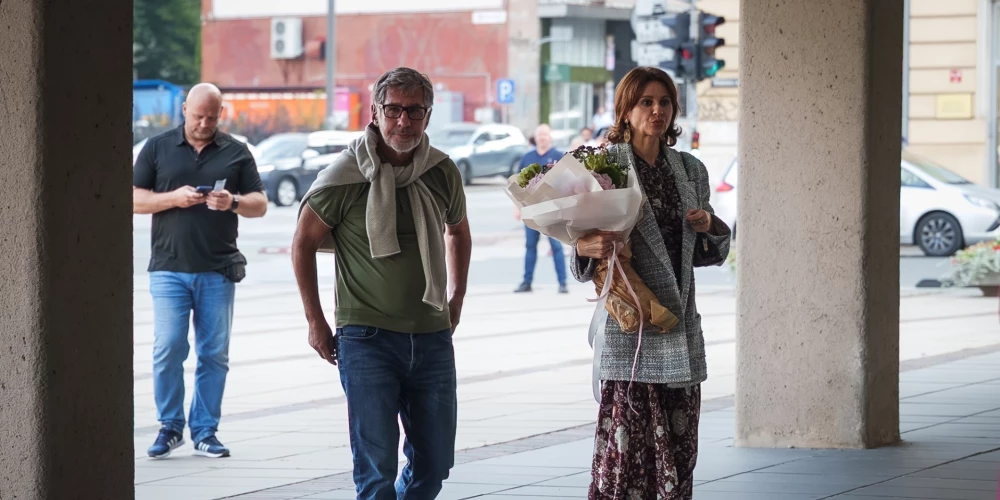 Starp viesiem 19. augustā notikušajā izrādē Dailes teātrī ievērots arī miljardieris, Krievijas, Latvijas dubultpilsonis Pjotrs Avens un viņa dzīvesbiedre Jekaterina.