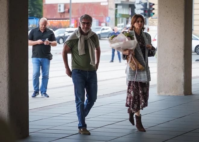 Starp viesiem 19. augustā notikušajā izrādē Dailes teātrī ievērots arī miljardieris, Krievijas, Latvijas dubultpilsonis Pjotrs Avens un viņa dzīvesbiedre Jekaterina.