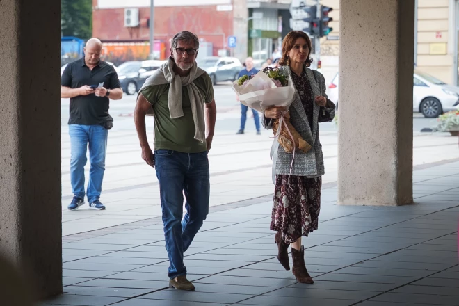 Starp viesiem 19. augustā notikušajā izrādē Dailes teātrī ievērots arī miljardieris, Krievijas, Latvijas dubultpilsonis Pjotrs Avens un viņa dzīvesbiedre Jekaterina.