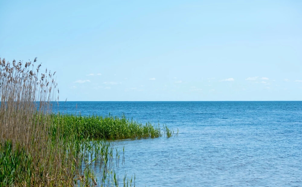 Netālu no Igaunijas robežas Peipusa ezerā nogāzies drons, Tallinā ārkārtas nolaišanos veic Krievijas tūristu lidmašīna