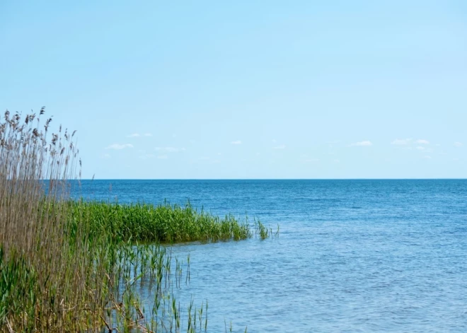 Netālu no Igaunijas robežas Peipusa ezerā nogāzies drons, Tallinā ārkārtas nolaišanos veic Krievijas tūristu lidmašīna