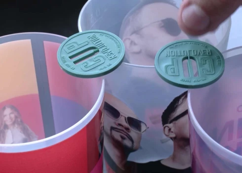 Депозитные стаканы с жетонами на фестивалях Риги вызвали волну недовольства.