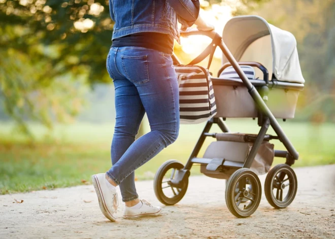 "Dzina ārā no mājas, jaunais tēvs arī negribēja ņemt pie sevis...." Kam cauri iet nepilngadīgās grūtnieces Latvijā, stāsta mentore