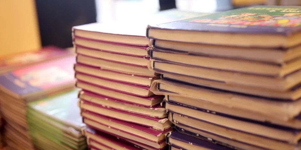 В этом году государство дополнительно выделило 5,5 миллиона евро на закупку учебных пособий для школ, но этого явно недостаточно.