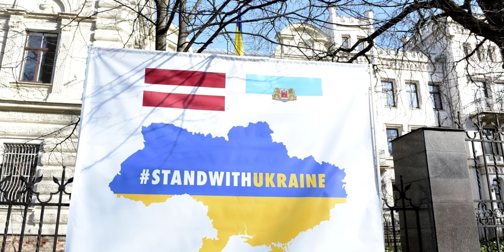 Плакат возле посольства Украины в Риге.