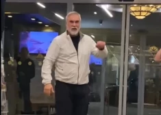 ВИДЕО: после концерта в Юрмале Валерия Меладзе в холле отеля приветствовали поклонники и друзья
