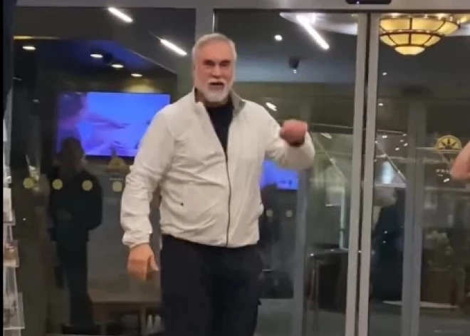 ВИДЕО: после концерта в Юрмале Валерия Меладзе в холле отеля приветствовали поклонники и друзья
