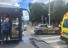 FOTO: Rīgas centrā sabiedriskais autobuss saduries ar vieglo auto