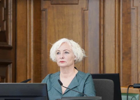 "Mēs nedrīkstam pieļaut situāciju, ka būtisku tarifu kāpuma dēļ reģionālie laikraksti spiesti pārtraukt darbu. Tas apdraud ne tikai mediju pastāvēšanu, bet arī Latvijas iekšējo drošību, īpaši kvalitatīvas informācijas pieejamību Latvijas austrumu pierobežā. Uzskatu, ka universālā pakalpojuma nodrošināšanai jāmeklē risinājumi kapitālsabiedrības ietvaros, nevis jāuzliek papildu maksājumi iedzīvotājiem," akcentē Saeimas priekšsēdētāja Daiga Mieriņa.