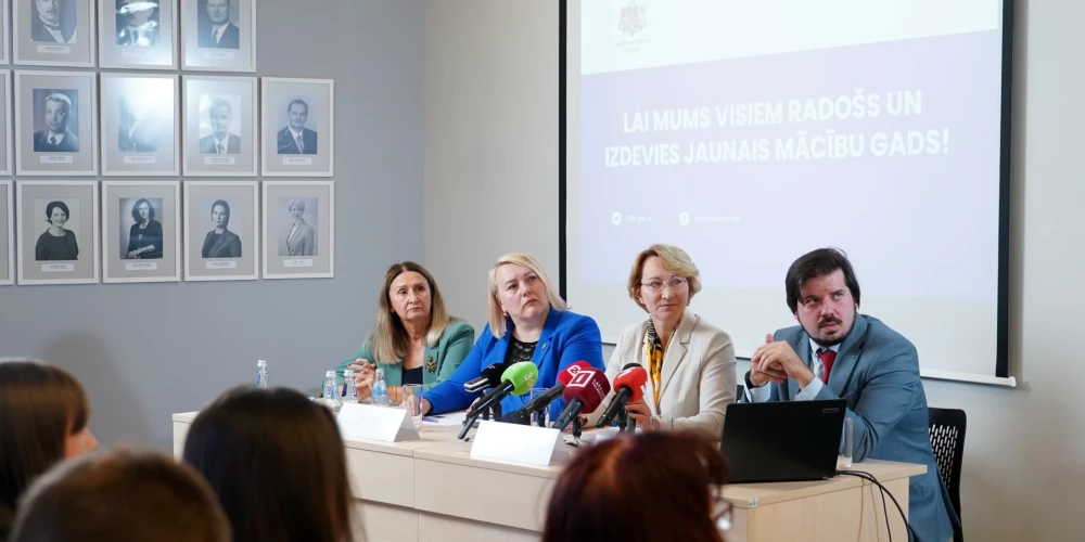 Izglītības kvalitātes valsts dienesta direktore Inita Juhņēviča (no kreisās), Valsts izglītības attīstības aģentūras direktore Inta Ozola, izglītības un zinātnes ministre Dace Melbārde un Izglītības un zinātnes ministrijas valsts sekretārs Jānis Paiders piedalās preses konferencē, kurā iepazīstina ar jaunā mācību gada aktualitātēm.