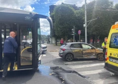 ФОТО: в центре Риги автобус столкнулся с легковым автомобилем