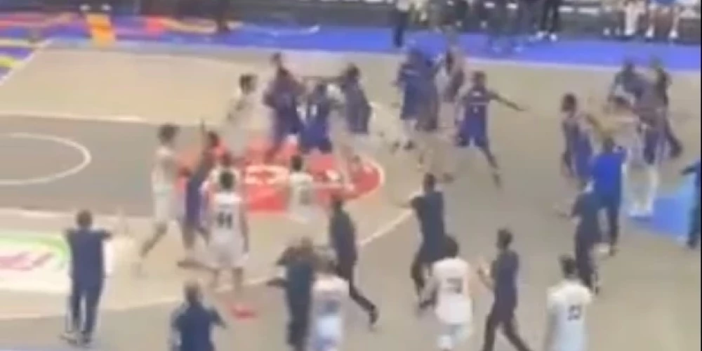 Argentīnas un Dominikānas basketbolisti kārto rēķinus laukumā (ekrānuzņēmums no video)