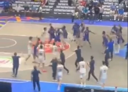Argentīnas un Dominikānas basketbolisti kārto rēķinus laukumā (ekrānuzņēmums no video)