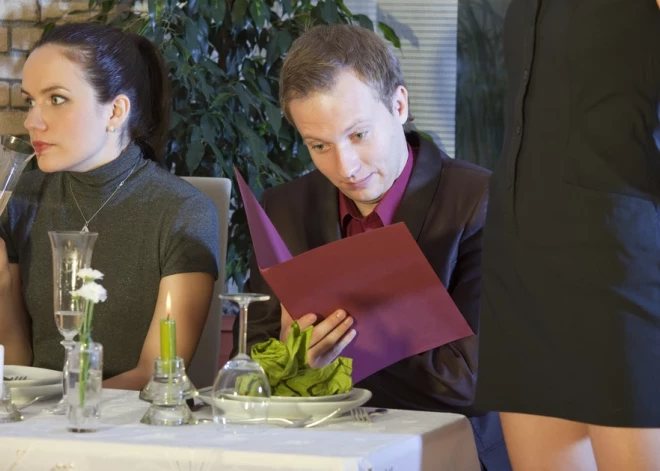 Пара посмотрела, что им насчитали в чеке в ресторане, и не поверила своим глазам