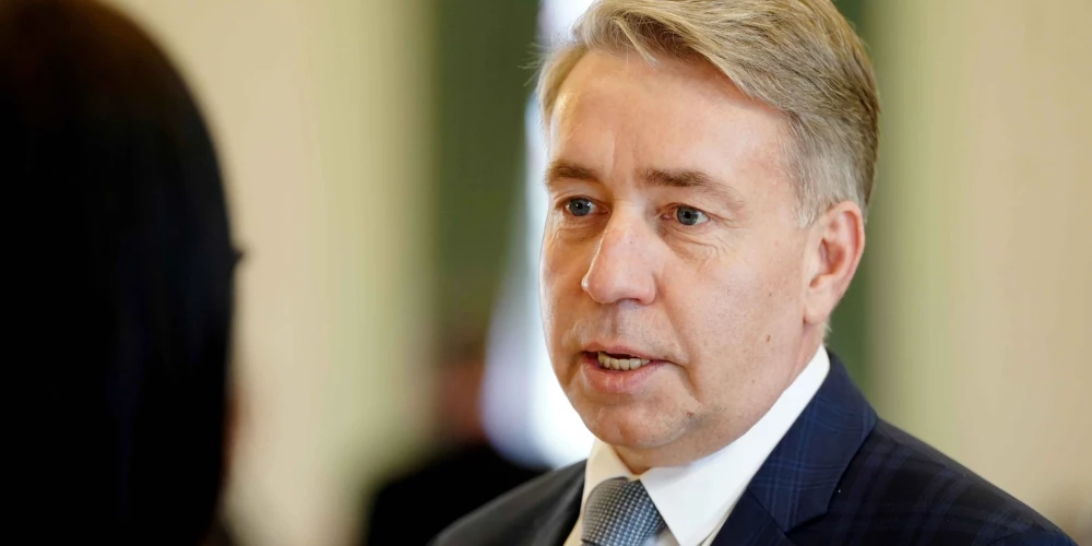 ZZS valdes priekšsēdētāja vietnieks Uldis Augulis akcentē, ka īpaši reģionālie laikraksti vairs nevar atļauties strādāt būtiska piegādes tarifu kāpuma apstākļos, ko bija iecerējis VAS “Latvijas Pasts”.