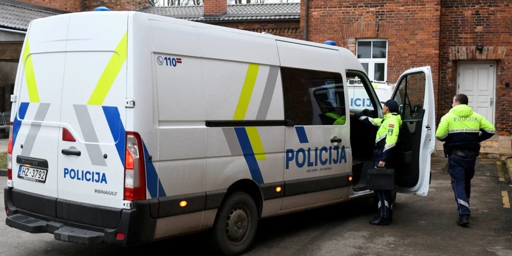 Patlaban izmeklēšanā iegūtā informācija liecina, ka aizturētā, visticamāk, ir bērna māte, bet izmeklēšana turpinās, un ir jāsagaida ekspertīžu rezultāti. Sievietes motīvs šādai rīcībai tiek izmeklēts.