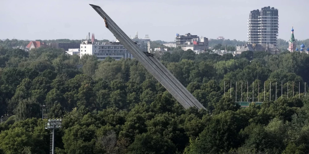  79-метровый обелиск, украшенный звездами, рухнул после семичасовой подготовки.