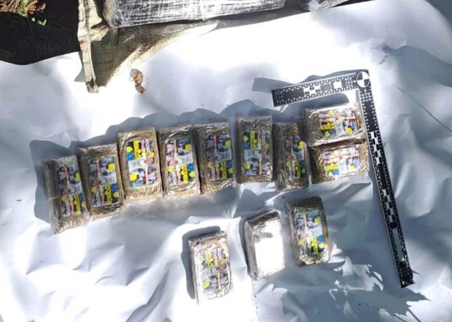 ФОТО: полиция раскопала в Латгале 100 кг вещества, похожего на гашиш