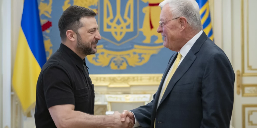 Ukrainas prezidents Volodimirs Zelenskis un ASV prezidenta īpašais sūtnis Kīts Kellogs.