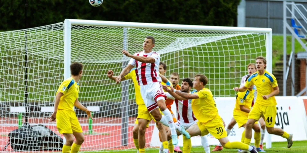 "Super Nova" komandai pārliecinoša uzvara Latvijas futbola virslīgas mačā Liepājā. 