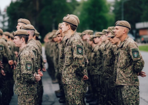 Teju divi simti jauniešu neseko Valsts aizsardzības dienesta pavēstēm.