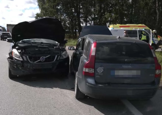 Под Иецавой женщина-водитель потеряла сознание и спровоцировала аварию с детьми: все в больнице