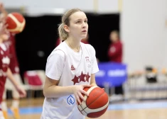 "TTT Rīga" vienībā spēlēs jaunās Latvijas basketbolistes Vīksne un Šmite