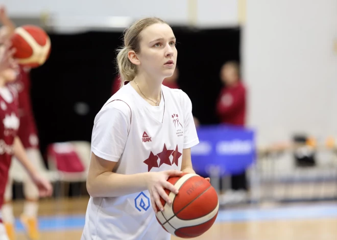 "TTT Rīga" vienībā spēlēs jaunās Latvijas basketbolistes Vīksne un Šmite