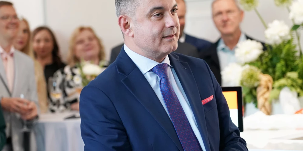 Veselības ministrs Hosams Abu Meri (JV) nolēmis atsaukt savu kandidatūru uz partijas "Vienotība" priekšsēdētāja amatu.