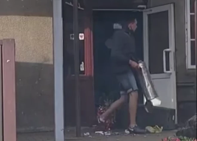 VIDEO: agresīvs vīrietis izsit krogam "Varde" logus
