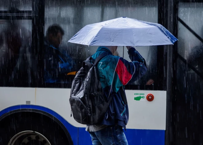 ВИДЕО: из-за проливных дождей в одном из автобусов Rīgas satiksme начала протекать крыша