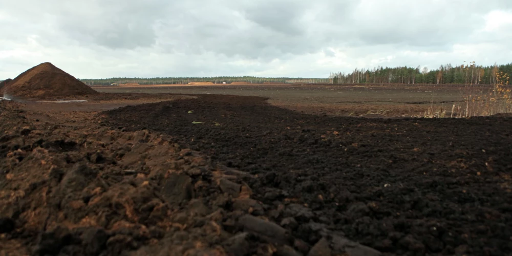 Kūdras ieguve ir sezonāla no maija līdz septembrim, bet nelabvēlīgie laikapstākļi, kas sākās jau šī gada maijā, būtiski ietekmē ieguves apjomus un apdraud nozares darbību, informē Ingrīda Krīgere, Latvijas Kūdras asociācijas valdes locekle.
